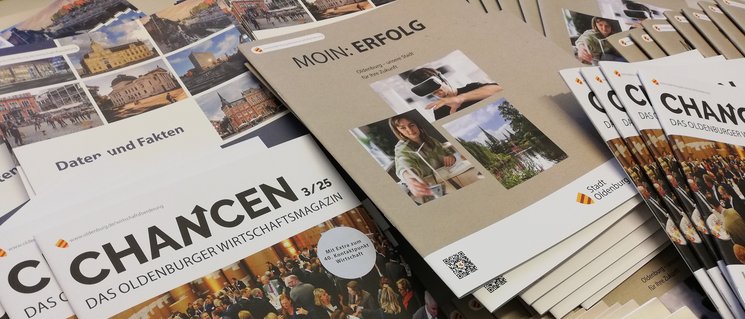 Verschiedene Publikationen der Wirtschaftsförderung liegen ausgebreitet auf einem Tisch. Foto: Stadt Oldenburg