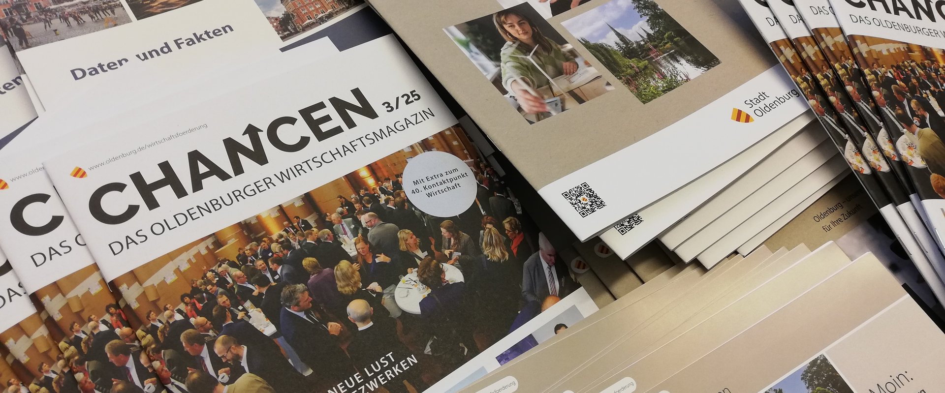 Verschiedene Publikationen der Wirtschaftsförderung liegen ausgebreitet auf einem Tisch. Foto: Stadt Oldenburg