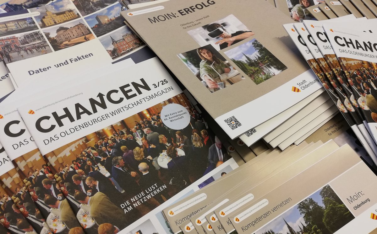 Verschiedene Publikationen der Wirtschaftsförderung liegen ausgebreitet auf einem Tisch. Foto: Stadt Oldenburg