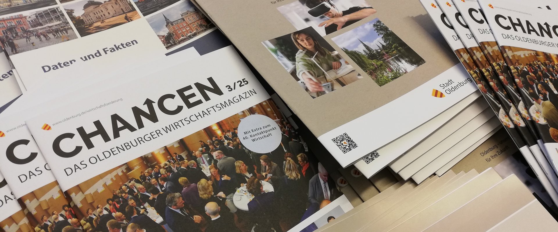 Verschiedene Publikationen der Wirtschaftsförderung liegen ausgebreitet auf einem Tisch. Foto: Stadt Oldenburg