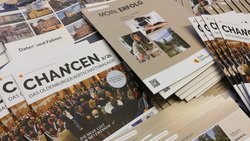Verschiedene Publikationen der Wirtschaftsförderung liegen ausgebreitet auf einem Tisch. Foto: Stadt Oldenburg