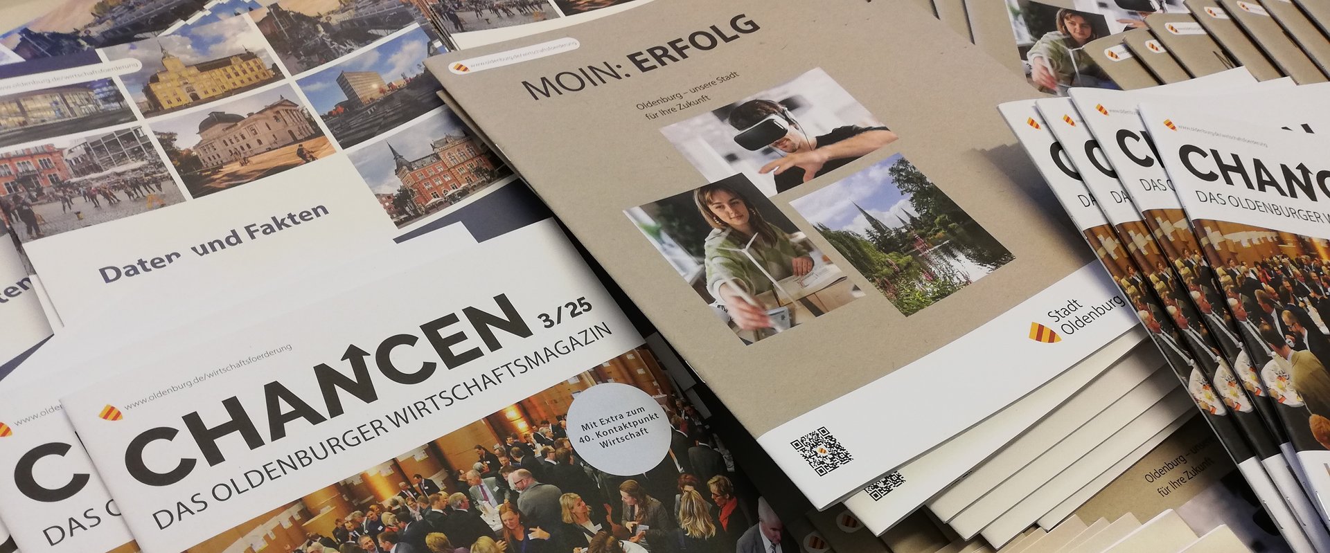 Verschiedene Publikationen der Wirtschaftsförderung liegen ausgebreitet auf einem Tisch. Foto: Stadt Oldenburg