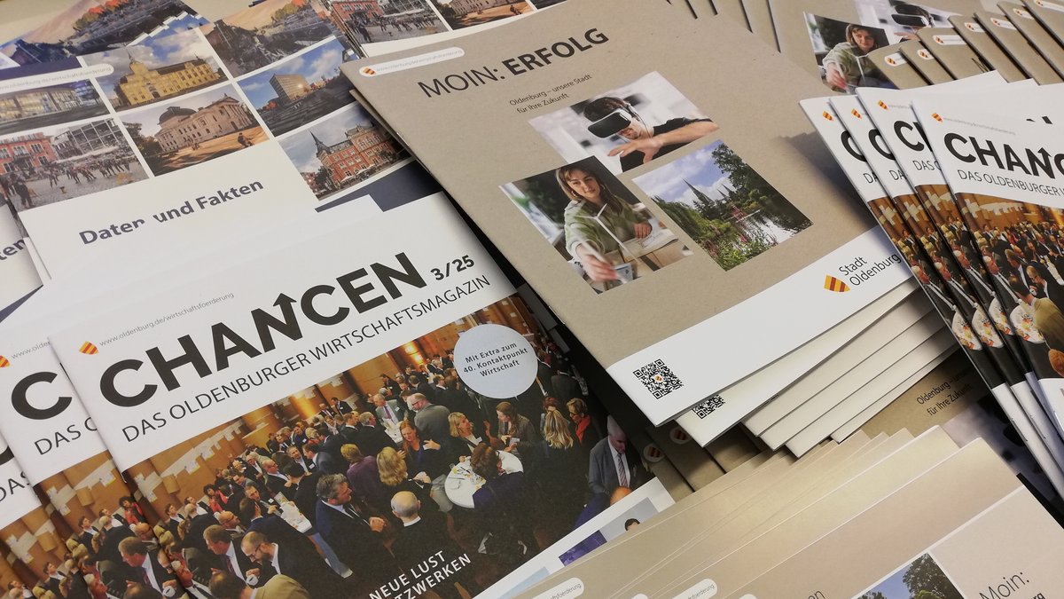 Verschiedene Publikationen der Wirtschaftsförderung liegen ausgebreitet auf einem Tisch. Foto: Stadt Oldenburg