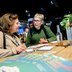 Vorschau: Angeregtes Gespräch zwischen einer Mitarbeiterin des Amtes für Kultur, Museen und Sport und einer Bürgerin. Foto: Hauke-Christian Dittrich 