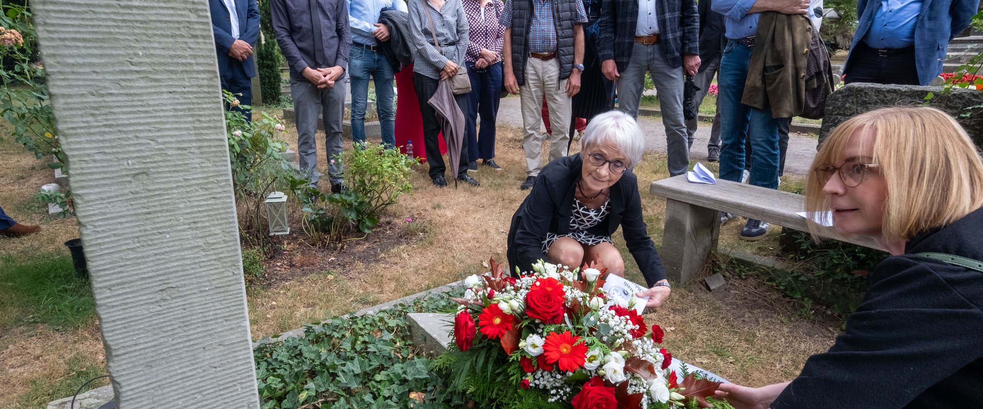 Inge von Danckelman und Bürgermeisterin Nicole Piechotta legen einen Kranz zu Ehren von Horst Janssen an seinem Grab nieder. Foto: Sascha Stüber