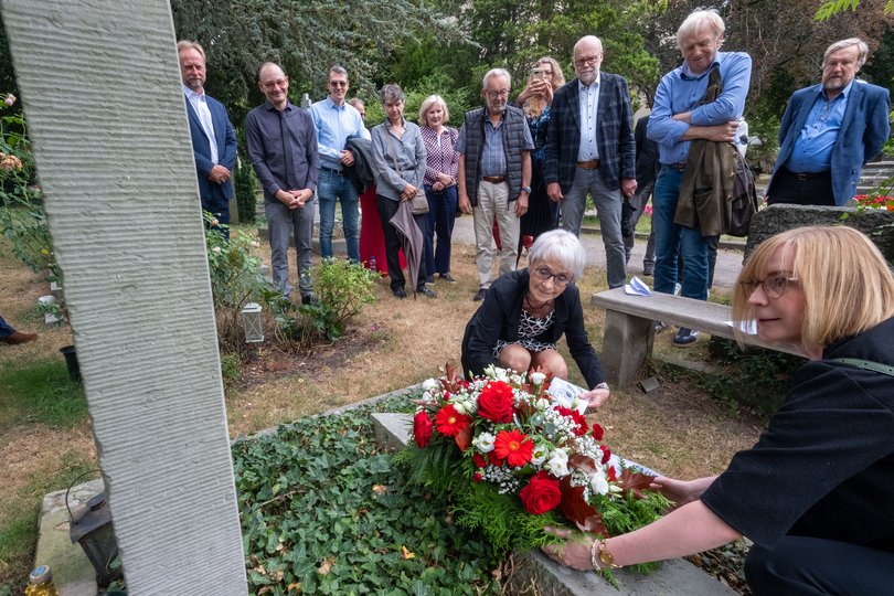Inge von Danckelman und Bürgermeisterin Nicole Piechotta legen einen Kranz zu Ehren von Horst Janssen an seinem Grab nieder. Foto: Sascha Stüber