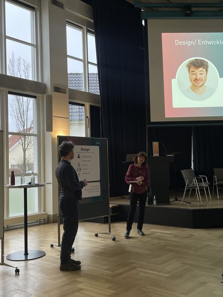 Florian Erdbeer an der Station "Design". Foto: Stadt Oldenburg