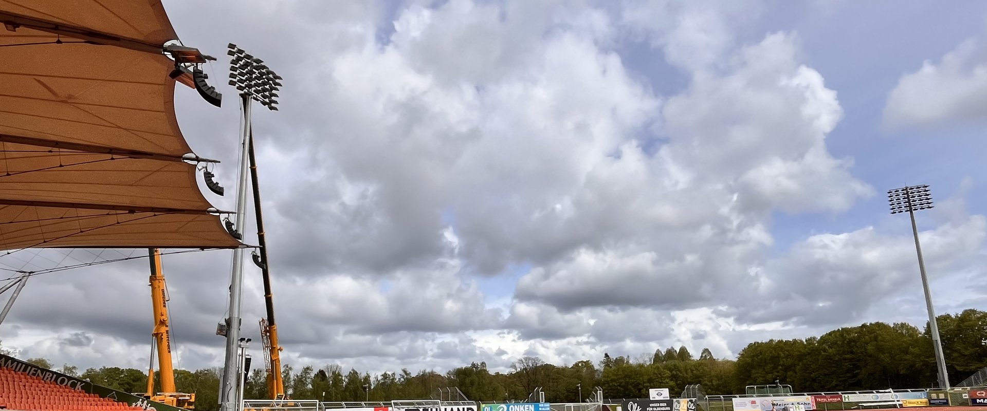 Das neue Flutlicht im Marschwegstadion steht. Foto: Stadt Oldenburg
