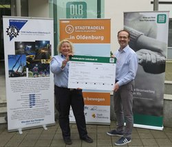 Holger Sandker, Director Head of Sustainability der OLB-Stiftung, überreichte den Scheck für das Erreichen des vierten Etappenziels an Melanie Vogel, Vorsitzende des THW-Helfervereins Oldenburg e.V. Foto: Stadt Oldenburg Holger Sandker, Director Head of Sustainability der OLB-Stiftung, überreichte den Scheck für das Erreichen des vierten Etappenziels an Melanie Vogel, Vorsitzende des THW-Helfervereins Oldenburg e.V. Foto: Stadt Oldenburg