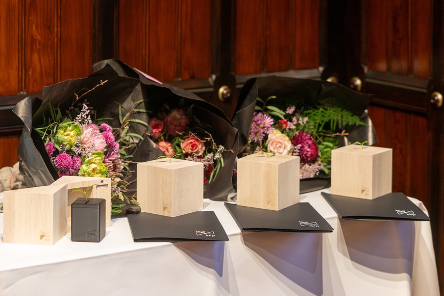 Trophäe und Urkunden für die Gewinnerinnen und Gewinner. Foto: Sascha Stüber