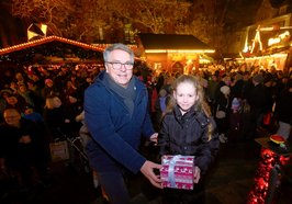 Oberbürgermeister Jürgen Krogmann und Lamberti-Engel Mila eröffnen den Lamberti-Markt 2025. Foto: Sascha Stüber