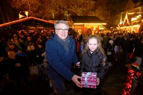 Oberbürgermeister Jürgen Krogmann und Lamberti-Engel Mila eröffnen den Lamberti-Markt 2025. Foto: Sascha Stüber Oberbürgermeister Jürgen Krogmann und Lamberti-Engel Mila eröffnen den Lamberti-Markt 2025. Foto: Sascha Stüber