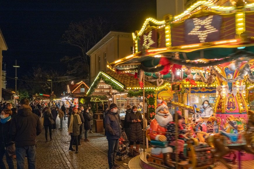 Kinderkarussell mit Blick in Richtung Schloßplatz auf dem Lamberti-Markt 2021. Foto: Sascha Stüber