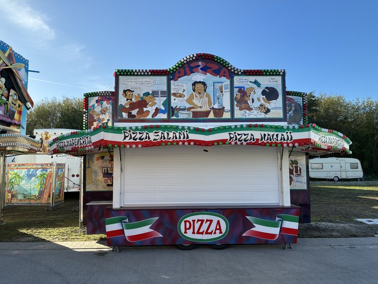 Ein Pizzastand beim Aufbau am 25. September 2026. Foto: Stadt Oldenburg