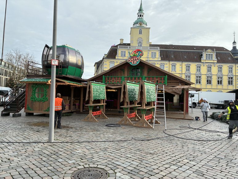 Stadt Oldenburg Der Ausschank „Home Sweet Elf“ beim Aufbau auf dem Lamberti-Markt am 17. November 2025. Foto: Stadt Oldenburg