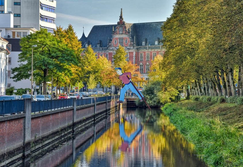 Stadtbäume in bunten Herbstfarben in Oldenburg. Foto: Hans-Jürgen Zietz