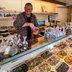 Vorschau: Ein Stand mit Kräuterbonbons, Lakritz und Weingummi auf dem Wochenmarkt auf dem Rathausmarkt. Foto: Sascha Stüber