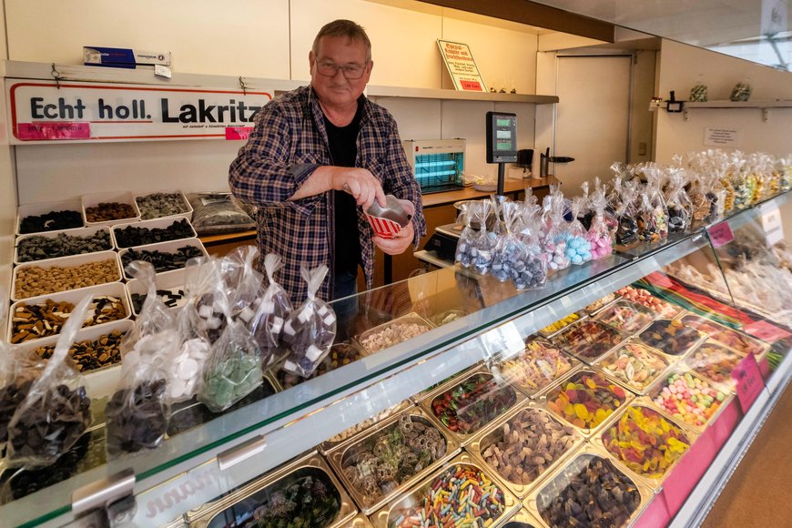 Ein Stand mit Kräuterbonbons, Lakritz und Weingummi auf dem Wochenmarkt auf dem Rathausmarkt. Foto: Sascha Stüber