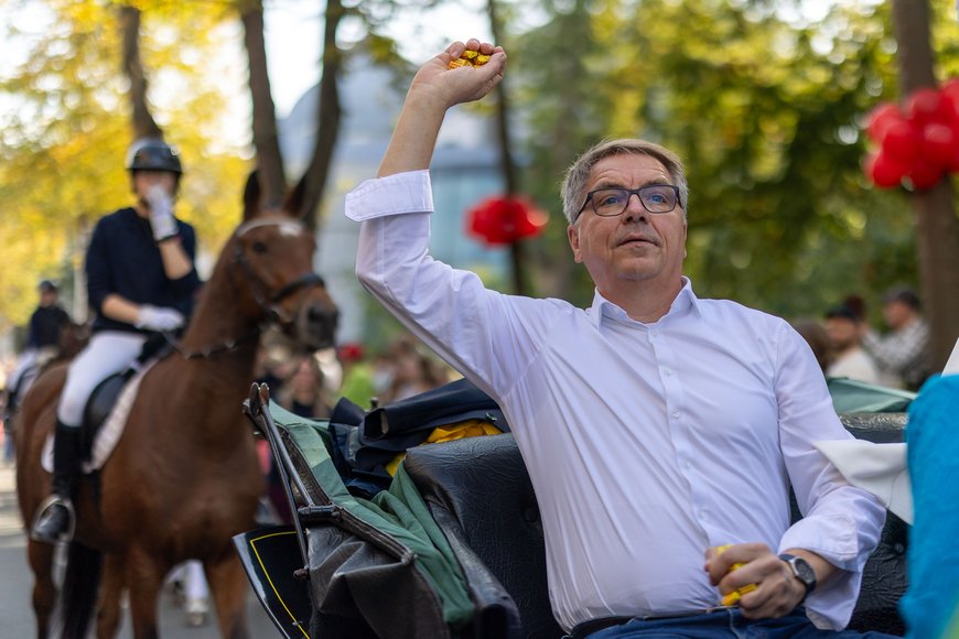 Oberbürgermeister Jürgen Krogmann in der Ehrenkutsche beim Kramermarktsumzug 2026. Foto: Sascha Stüber