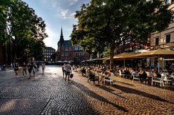 Oldenburger Rathausmarkt mit Blick Altes Rathaus und Außengastronomie. Foto: Mittwollen & Gradetchliev