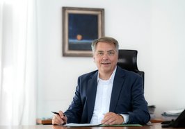 Oberbürgermeister Jürgen Krogmann sitzend am Schreibtisch