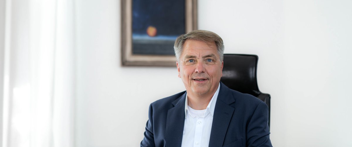 Oberbürgermeister Jürgen Krogmann sitzend am Schreibtisch. Foto: Assanimoghaddam/Mittwollen