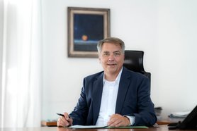 Oberbürgermeister Jürgen Krogmann sitzend am Schreibtisch