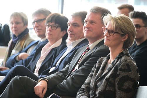 Foto: Torsten von Reeken Bundesbildungsministerin Anja Karliczek (von rechts) mit Schulleiter Oliver Pundt, Oberbürgermeister Jürgen Krogmann, Schuldezernentin Dagmar Sachse und Schulamtsleiter Matthias Welp beim Besuch in der BBS Wechloy. Foto: Torsten von Reeken