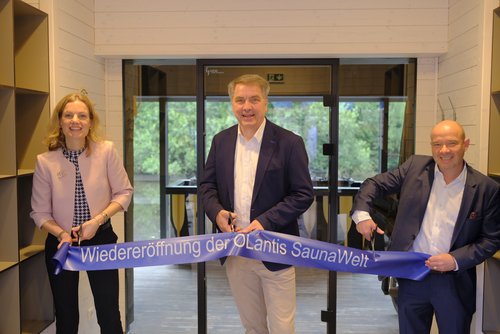 Weihten den neu gestalteten Saunabereich im OLantis ein: Oberbürgermeister Jürgen Krogmann (Mitte), Dr. Julia Figura und Jens Hackbart durchtrennten am Eingang zur Flusssauna ein symbolisches Band. Foto: Sascha Stüber Foto: Sascha Stüber