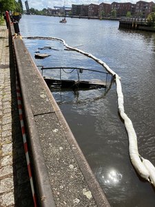 Der abgebrandte Katamaran im Oldenburger Hafen, nachdem er gesunken ist. Foto: Stadt Oldenburg