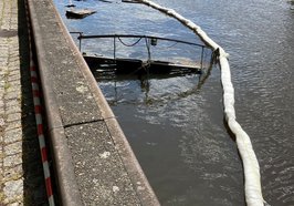 Der abgebrandte Katamaran im Oldenburger Hafen, nachdem er gesunken ist. Foto: Stadt Oldenburg
