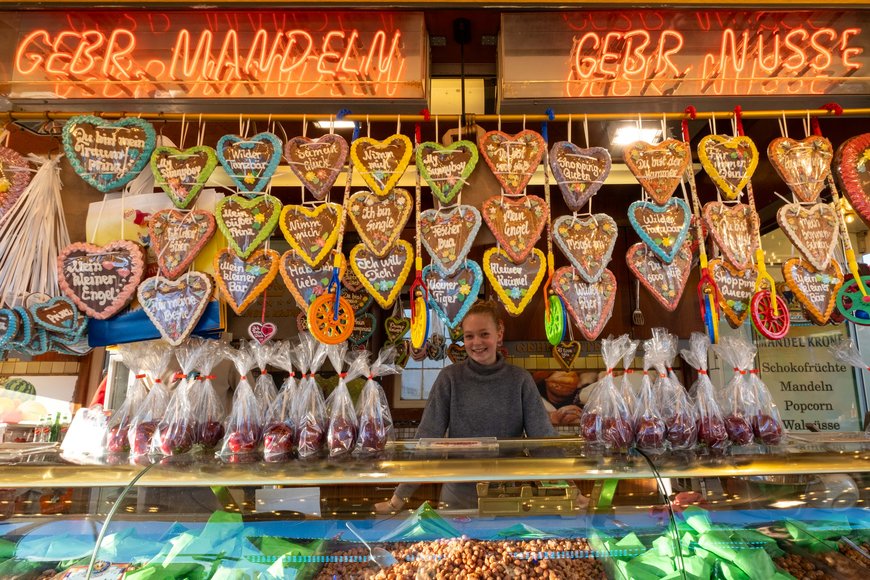 Eine Mandelbude auf dem Kramermarkt 2024. Foto: Sascha Stüber