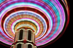 Drehendes Kettenkarussell auf dem Oldenburger Kramermarkt 2015. Foto: Hans-Jürgen Zietz