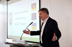 Oberbürgermeister Jürgen Krogmann spricht bei der Versammlung des Niedersächsischen Städtetags am 9. März 2022 in Hannover. Foto: Hans-Jürgen Wege