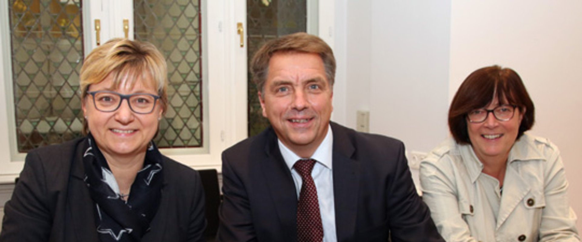 Unterschreiben den Kooperationsvertrag zwischen der Stadt Oldenburg und dem Land Niedersachsen: Kultusministerin Frauke Heiligenstadt, Oberbürgermeister Jürgen Krogmann und Stadträtin Dagmar Sachse. Foto: Markus Hibbeler