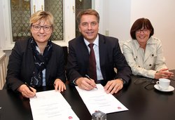 Unterschreiben den Kooperationsvertrag zwischen der Stadt Oldenburg und dem Land Niedersachsen: Kultusministerin Frauke Heiligenstadt, Oberbürgermeister Jürgen Krogmann und Stadträtin Dagmar Sachse. Foto: Markus Hibbeler Unterschreiben den Kooperationsvertrag zwischen der Stadt Oldenburg und dem Land Niedersachsen: Kultusministerin Frauke Heiligenstadt, Oberbürgermeister Jürgen Krogmann und Stadträtin Dagmar Sachse. Foto: Markus Hibbeler