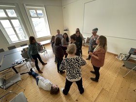 Gemeinsames Erkunden neuer Ausdrucksformen: Teilnehmende in Aktion während Anna-Lena Rodes theaterpädagogischem Workshop. Foto: Stadt Oldenburg