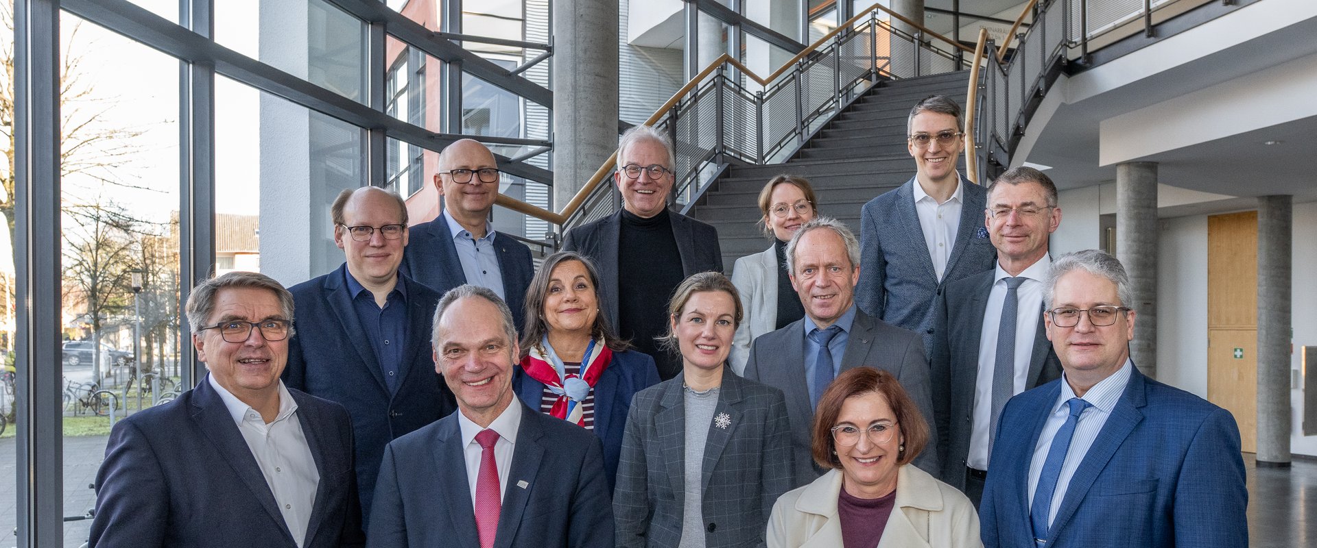 Oberbürgermeister Jürgen Krogmann (vorne links) und Universitätspräsident Prof. Dr. Ralph Bruder (vorne zweiter von links) trafen sich mit den Spitzen der Stadtverwaltung und den Mitgliedern der Hochschulleitung zum Jahresgespräch. Foto: Universität Oldenburg/Daniel Schmidt