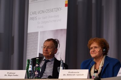 Deborah Lipstadt bei der Podiumsdiskussion, neben ihr sitzend Hajo Funke. Foto: Jörg Hemmen 