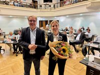 Dr. Julia Figura ist neue Erste Stadträtin. Oberbürgermeister Jürgen Krogmann gratulierte ihr zur Wahl. Foto: Stadt Oldenburg
