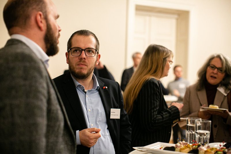 Teilnehmer und Teilnehmerinnen beim Netzwerken. Foto: LUKAS LEHMANN PHOTOGRAPHY