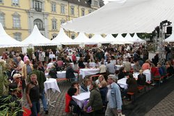 Gekocht wird in weißen Pagodenzelten auf dem Schlossplatz. Foto: OL Digital Eye