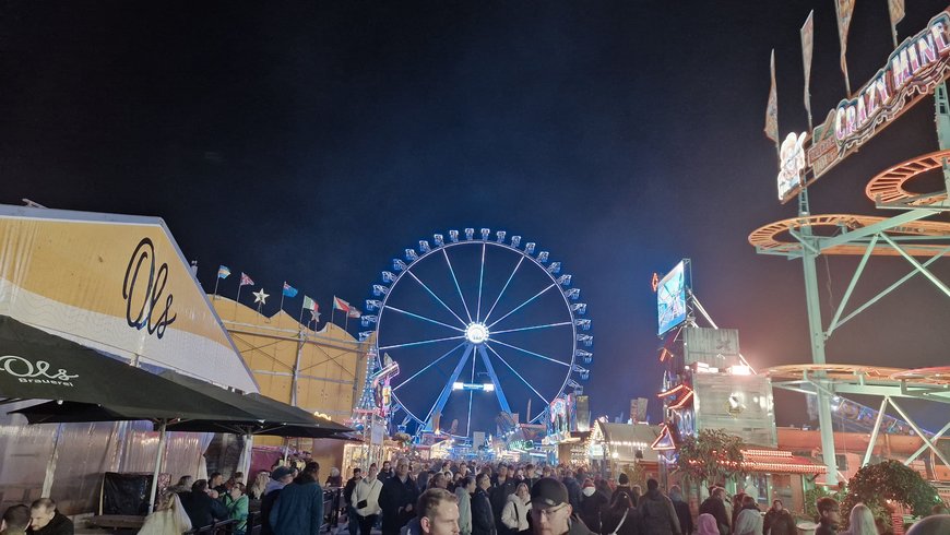Blick in Richtung Riesenrad auf dem Kramermarkt 2025. Foto: Stadt Oldenburg