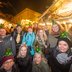 Vorschau: Besuchergruppe vor dem Flammlachsstand auf dem Lamberti-Markt 2024. Foto: Sascha Stüber