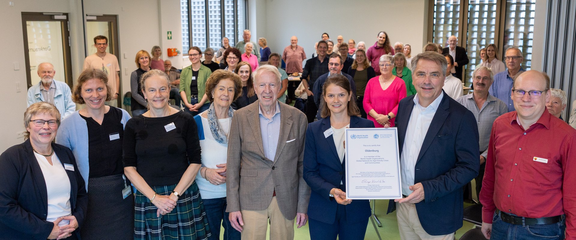 Große Freude bei den Teilnehmenden der Veranstaltung „Altersgerechtes Oldenburg“ über die offizielle Aufnahme der Stadt Oldenburg in das WHO-Netzwerk altersfreundlicher Städte und Gemeinden. Foto: Sascha Stüber