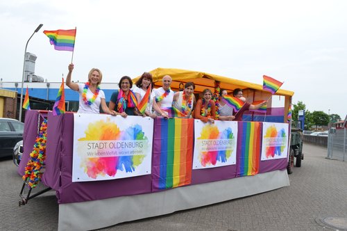 Der Wagen der Stadtverwaltung und die Mitarbeiterinnen und Mitarbeiter der Arbeitsgruppe freuen sich auf den CSD. Foto: Stadt Oldenburg