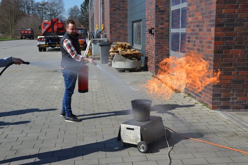 Schausteller werden von der Feuerwehr geschult. Foto: Stadt Oldenburg