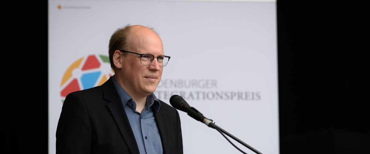 Sozialdezernent Jan Bembennek bei der Verleihung des Integrationspreises. Foto: Mohssen Assanimoghaddam