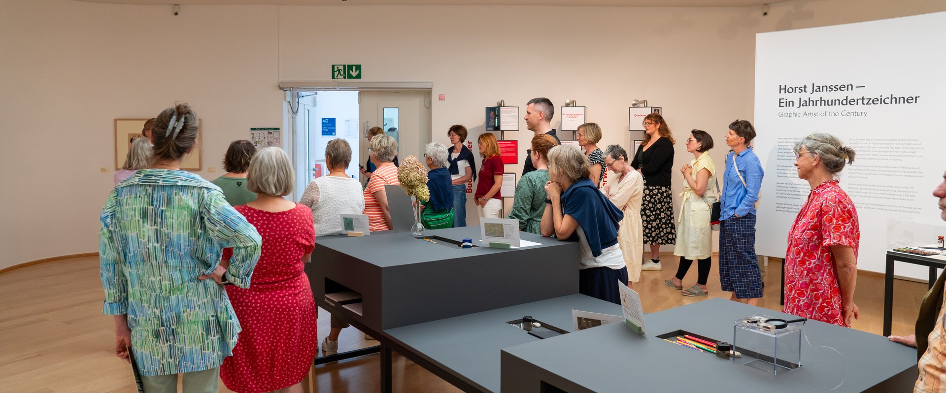 Menschen bei einer Führung im Horst-Janssen-Museum. Foto: Max Haß
