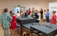 Menschen bei einer Führung im Horst-Janssen-Museum. Foto: Max Haß